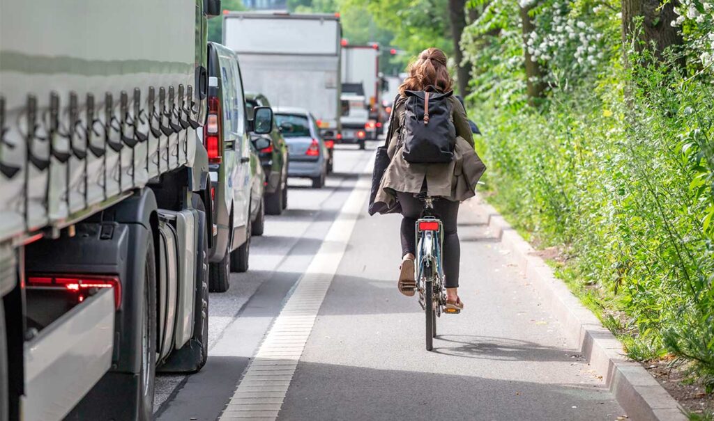 Políticas públicas en países como Colombia, Argentina y México han fomentado el uso de la bicicleta como medio de transporte.